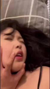 眼镜男玩真花这么诱人女人！一点都不怜香惜玉